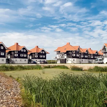 8 Person On A In Apartamento