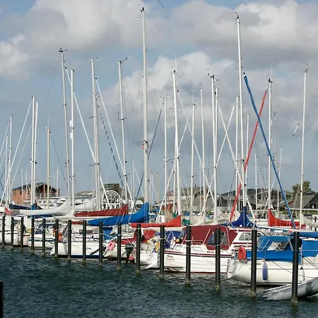 8 Person On A In Διαμέρισμα *