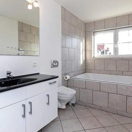 8 Person On A In Διαμέρισμα *