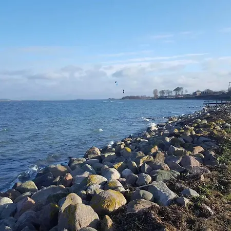 8 Person On A In Διαμέρισμα