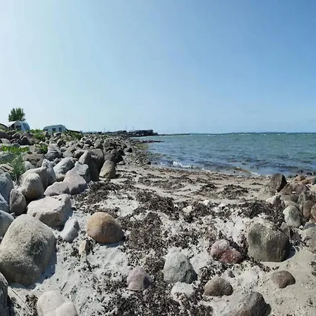 8 Person On A In Διαμέρισμα