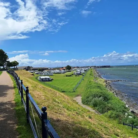 8 Person On A In Διαμέρισμα