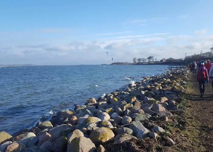 8 Person On A In Apartamento